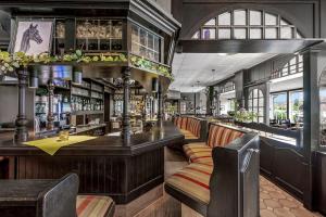 a bar with a long counter in a restaurant at Haags Hotel Niedersachsenhof in Verden