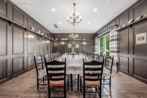 a dining room with a long table and chairs at Haags Hotel Niedersachsenhof in Verden