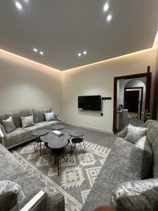 a living room with a couch and a table at الملاذ الهادي in Al-ʿUla