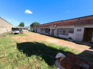 an empty yard next to a building at Recanto do trabalho in Brasília