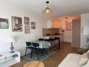 a living room and kitchen with a table and chairs at Le cocon de Marennes in Marennes