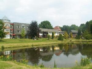 a town with a river with houses and buildings at Pescheks Tagungshaus Walsrode in Walsrode
