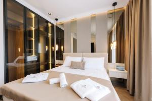ein Schlafzimmer mit einem großen weißen Bett, auf dem Handtücher liegen in der Unterkunft Hotel Dolcinium in Ulcinj