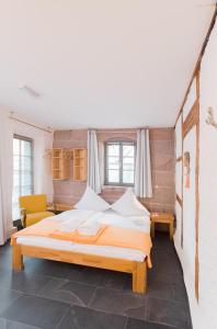 um quarto com uma cama grande e uma cadeira amarela em Bio Hotel Kunstquartier em Nurembergue