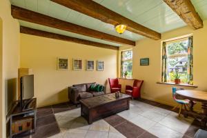 a living room with a couch and a table at Het Schultehuis in Anloo