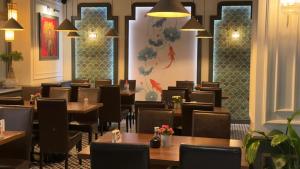 a dining room with tables and chairs in a restaurant at Hotel Weisse Taube in Aschersleben