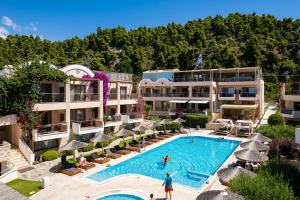 Luftaufnahme eines Hotels mit Swimmingpool in der Unterkunft Olympion Sunset Halkidiki in Fourka