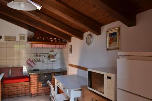 a kitchen with a counter top and a refrigerator at Casa vacanze Ivan Trinko in Savogna