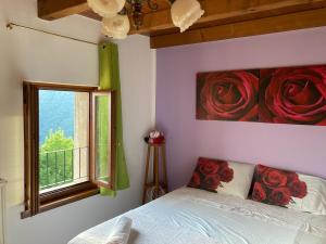 a bedroom with a bed and a painting of roses at Casa vacanze Ivan Trinko in Savogna