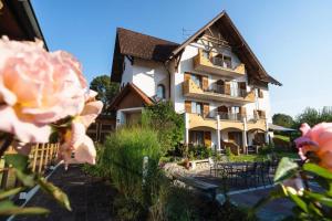 a building in front of a yard with a flower at Breitenfelderhof in Breitenfeld an der Rittschein