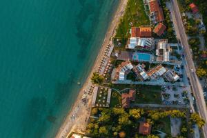 Luftaufnahme eines Strandes mit Häusern und dem Meer in der Unterkunft Olympion Sunset Halkidiki in Fourka + 185 Fotos