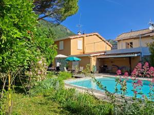a house with a swimming pool in a yard at Chambres d'Hôtes - Le Pin des Arches in Digne-les-Bains