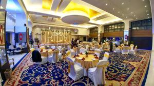 un salón de banquetes con mesas y sillas en una habitación en The Nagpur Ashok, en Nagpur
