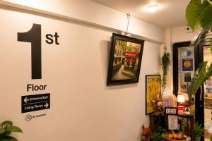 a wall with a floor sign on it at 101 SEOUL HOSTEL (101 โซล โฮสเทล) in Bangkok +53 photos