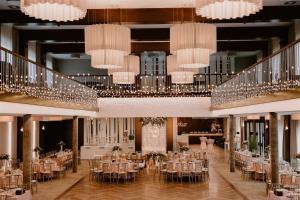 ein Festsaal mit Tischen, Stühlen und Kronleuchtern in der Unterkunft Hotel Arkas in Proskau + 59 Fotos