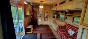 a living room with a couch in a tiny house at Le Refuge du Navigateur in Tadoussac