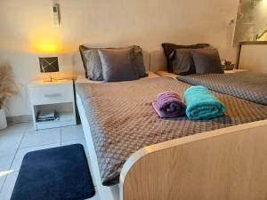 zwei Betten mit Handtüchern darauf in einem Schlafzimmer in der Unterkunft Pampas studio, self check-in, private parking in Poreč