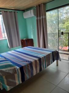 a bedroom with a bed in a room with a window at apartamento elegante in Fernando de la Mora
