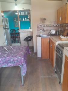 a small kitchen with a table and a stove at apartamento elegante in Fernando de la Mora