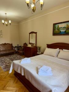 a bedroom with a bed with two towels on it at Shkodra Central in Shkodër