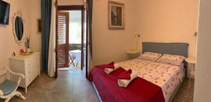a bedroom with a bed and a bathroom with a sink at Casa Himera Fontane Bianche in Fontane Bianche
