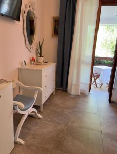 a bathroom with a desk and a chair and a mirror at Casa Himera Fontane Bianche in Fontane Bianche