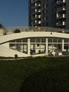 a large white building with windows and a tall building at Moderno departamento cercano a playa in La Serena