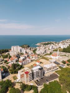 eine Luftaufnahme einer Stadt und des Meeres in der Unterkunft Hotel Dolcinium in Ulcinj