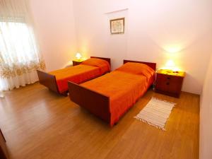 Postel nebo postele na pokoji v ubytování Apartments Radmila 977