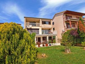 Vonkajšia záhrada v ubytovaní Apartment Damir 864