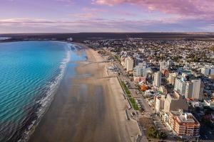 an aerial view of a beach and the ocean at Hotel Territorio in Puerto Madryn