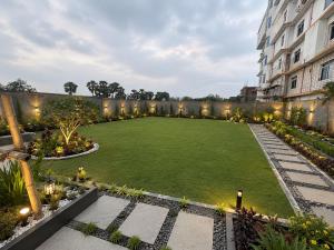 an artificial lawn in a courtyard of a building at Hotel Royal Ashoka in Rājgīr