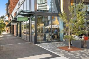 an empty street in a city with a building at Koala Nest Central Adelaide 1BR Apartment with Pool & Sauna - Koala Stay in Adelaide