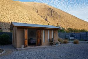 a small house in front of a mountain at Río Luna cabaña 2 in Diaguita