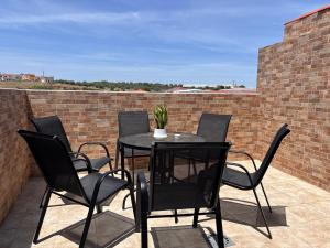 a black table and chairs on a patio at El rincón de San Bartolomé in Jerez de los Caballeros