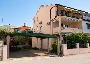 a building with an archway in front of it at Apartments Merlin in Novigrad Istria