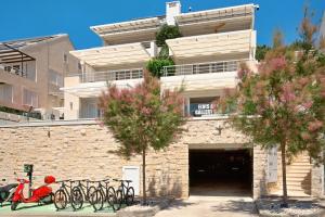 a building with bikes parked in front of it at Belado Residence Bol in Bol