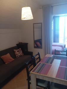 ein Wohnzimmer mit Sofa und Tisch in der Unterkunft Арartment IRENA in Dobra Voda