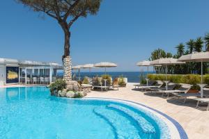 a swimming pool with a tree in the middle at Hotel L'Approdo in Casamicciola Terme
