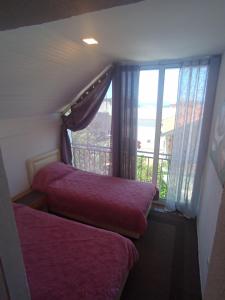 zwei Betten in einem Zimmer mit Fenster in der Unterkunft Арartment IRENA in Dobra Voda