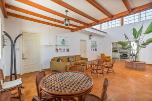 a living room with a table and chairs at Finca La Pampa in Arafo