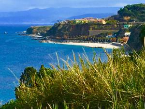 ブリアーティコにあるLorenzo Holiday homesのビーチと海の景色を望めます。