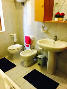 ブリアーティコにあるLorenzo Holiday homesのバスルーム(トイレ、洗面台付)