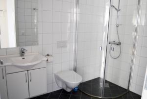 Koupelna v ubytování Sula Rorbuer og Havhotell + 28 fotografií