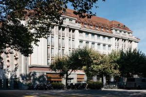 ein großes Gebäude, vor dem Motorräder geparkt waren in der Unterkunft Ruby Mimi Hotel Zurich by IHG in Zürich