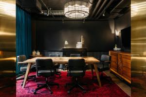 ein Konferenzraum mit einem Holztisch und Stühlen in der Unterkunft Ruby Mimi Hotel Zurich by IHG in Zürich