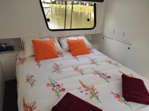 a bed in the back of a boat at Rem'Ann boat in Briare