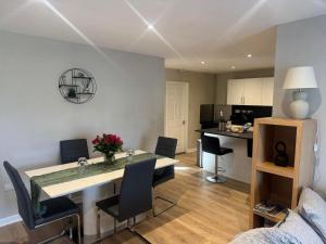 eine Küche und ein Wohnzimmer mit Tisch und Stühlen in der Unterkunft Acklington 2 bedroom property in Menheniot + 38 Fotos