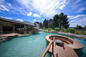 ein Fluss mit einem Boot auf einem Holzdeck in der Unterkunft Hotel Atlantis in Brünn + 81 Fotos