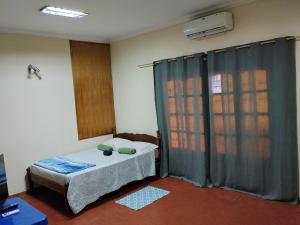 a small bedroom with a bed and a window at La negrita in Villa Elisa
